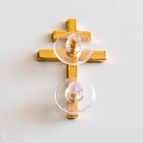 Broche Santo Cruzeiro dourado, visão do alfinete