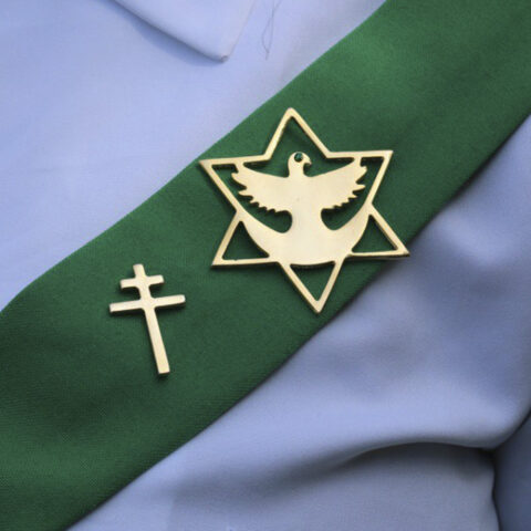 Farda feminina com estrela de fardamento dourada e broche do santo cruzeiro.