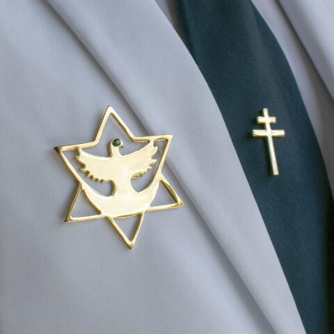 Farda masculina do Santo Daime com estrela de fardamento dourada e broche do Santo Cruzeiro
