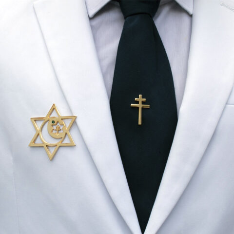 Farda masculina do Santo Daime com estrela de fardamento dourada e broche do Santo Cruzeiro